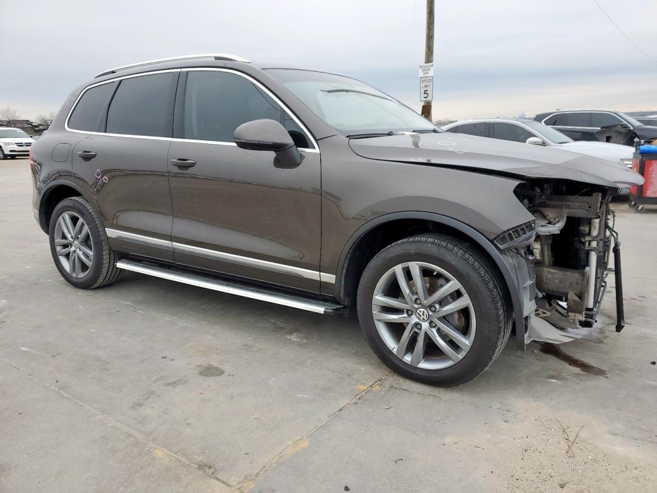 2015 Volkswagen Touareg - Image 4