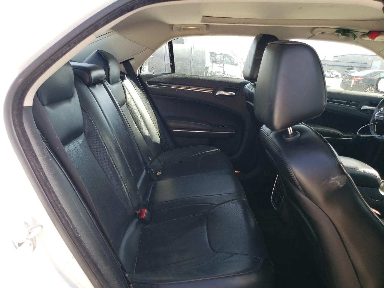2016 Chrysler 300 - Image 10