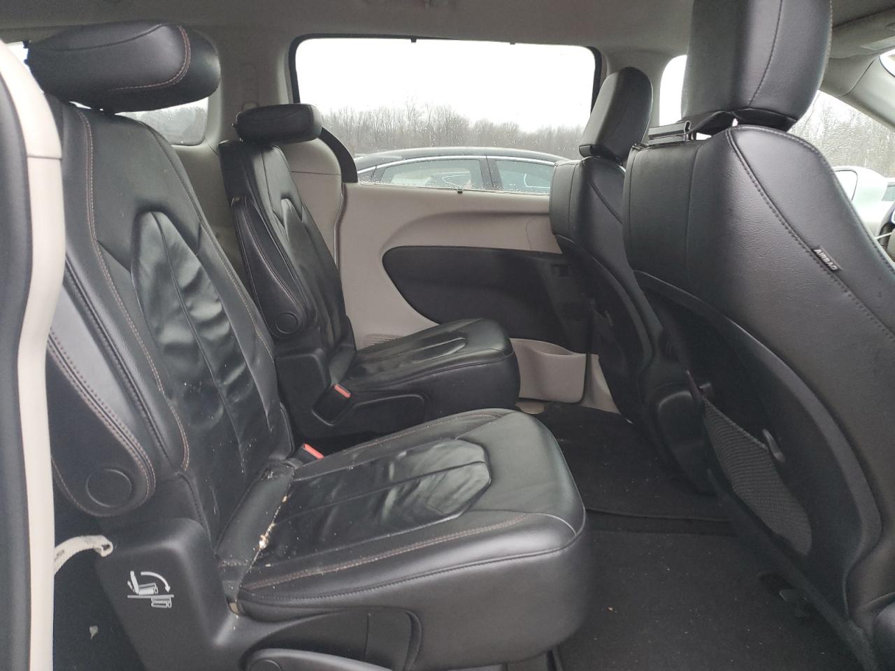 2017 Chrysler Pacifica - Image 11
