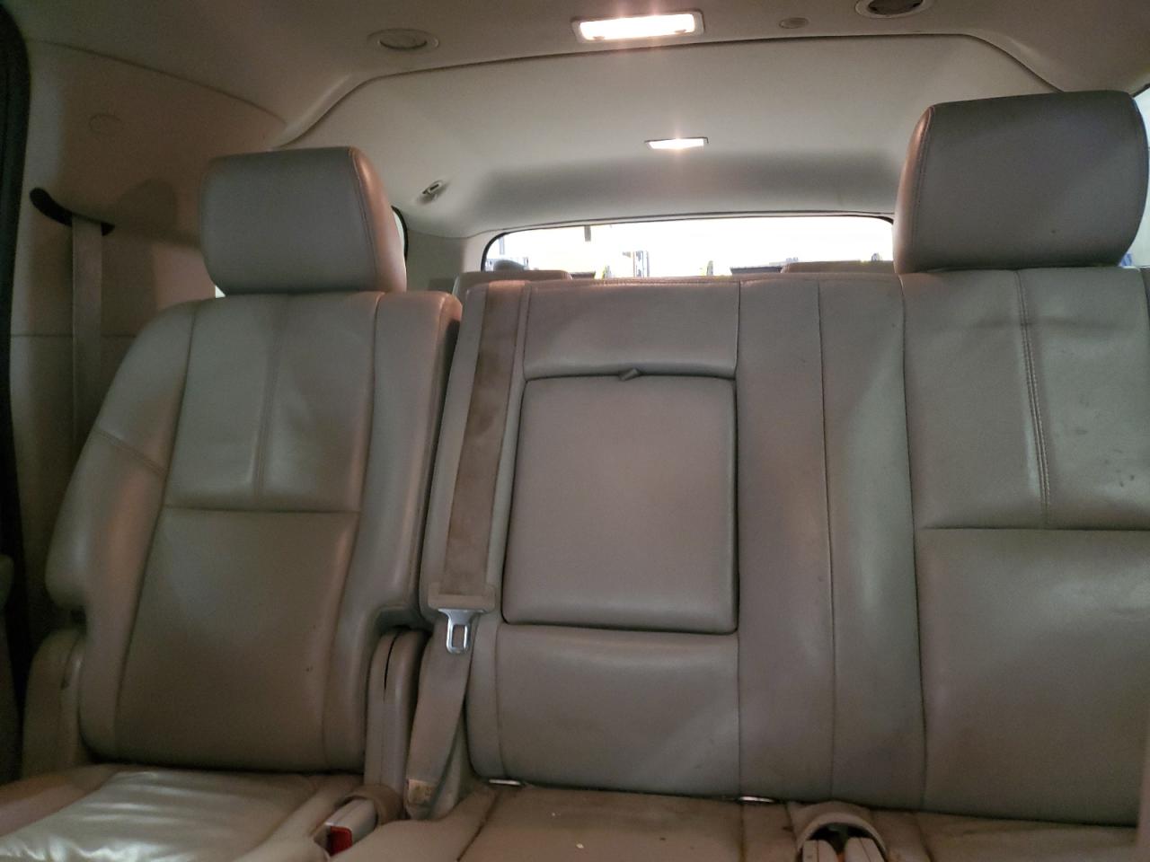 2011 Chevrolet Suburban - Image 10