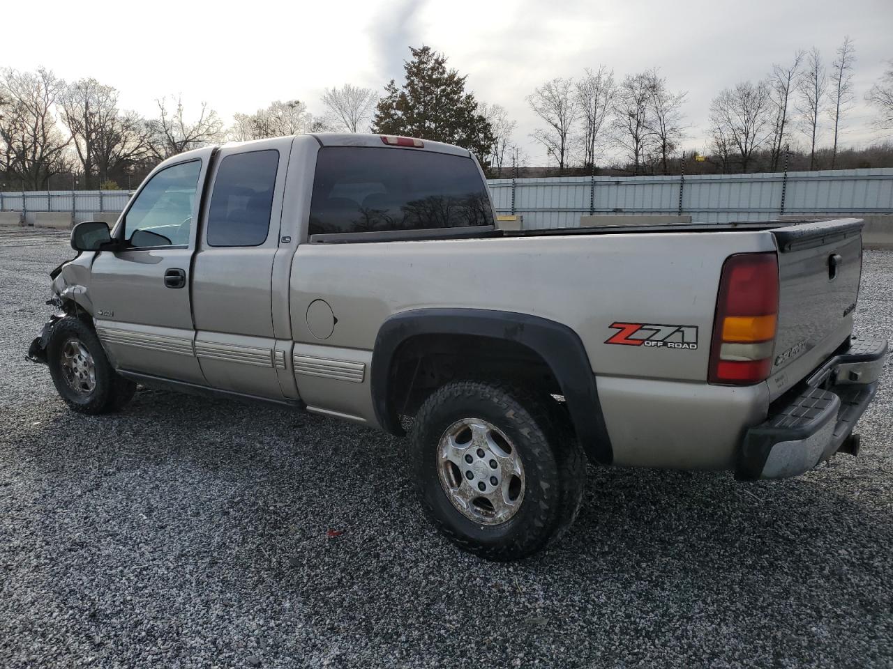 2001 Chevrolet Silverado - Image 2
