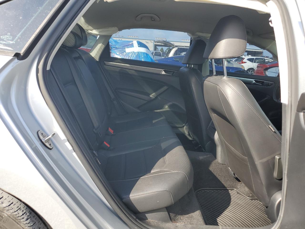 2018 Volkswagen Passat - Image 10