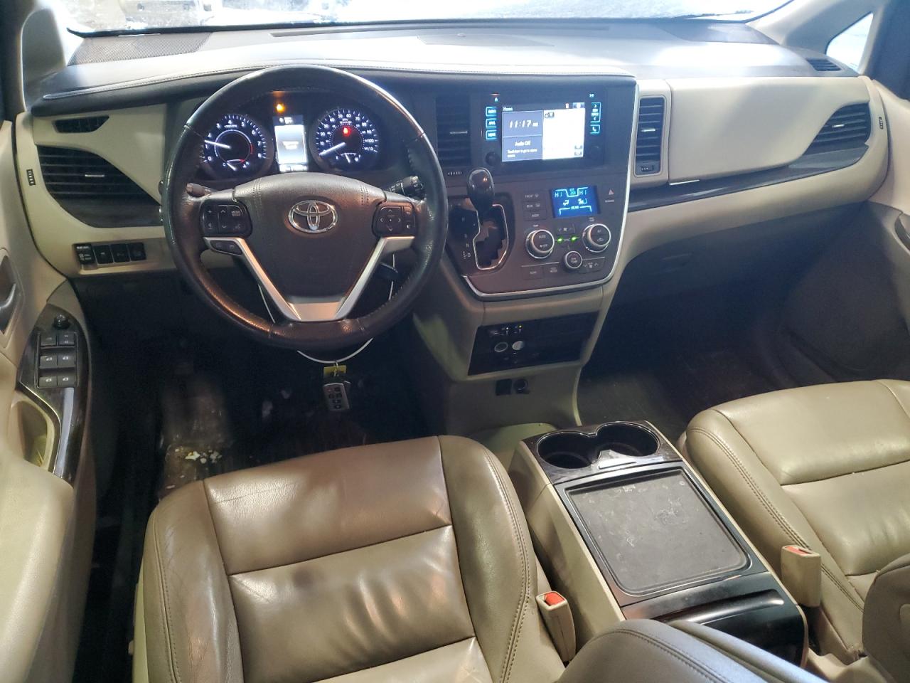 2017 Toyota Sienna - Image 8