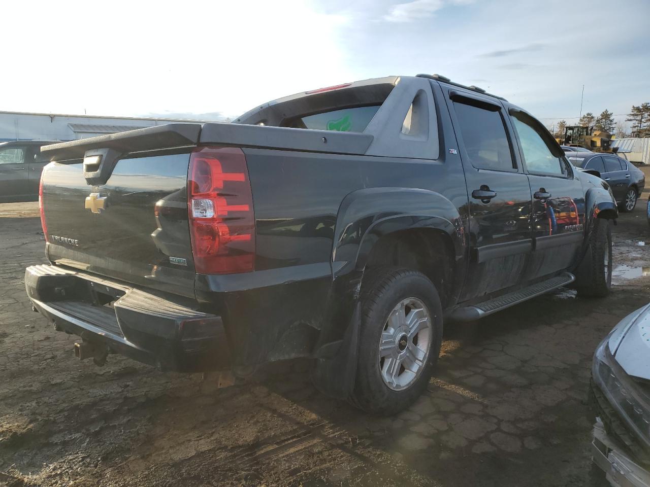 2010 Chevrolet Avalanche - Image 3
