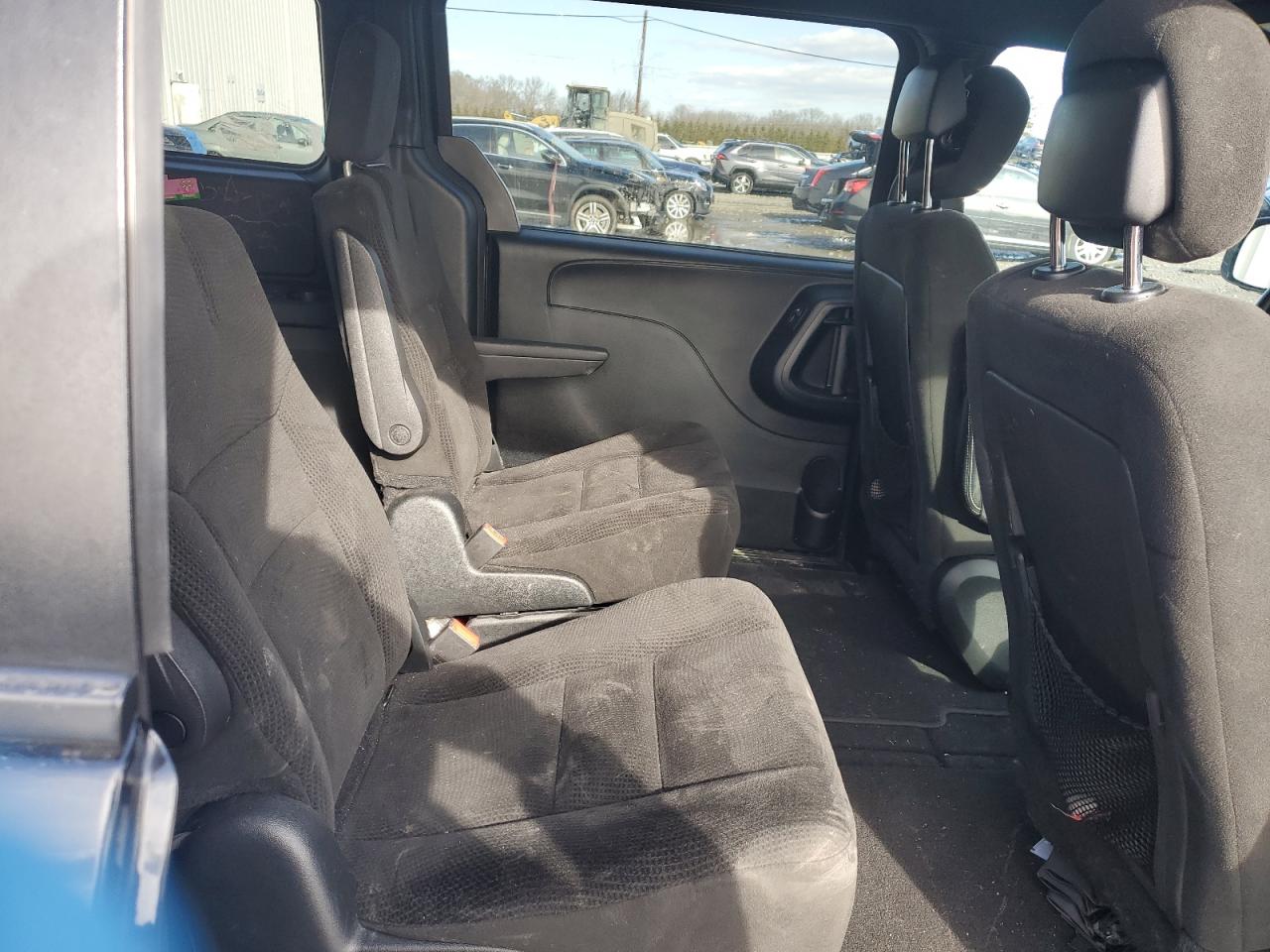2017 Dodge Caravan - Image 11