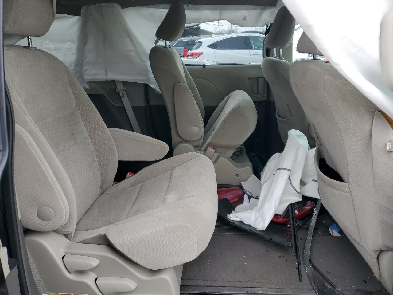 2017 Toyota Sienna - Image 11