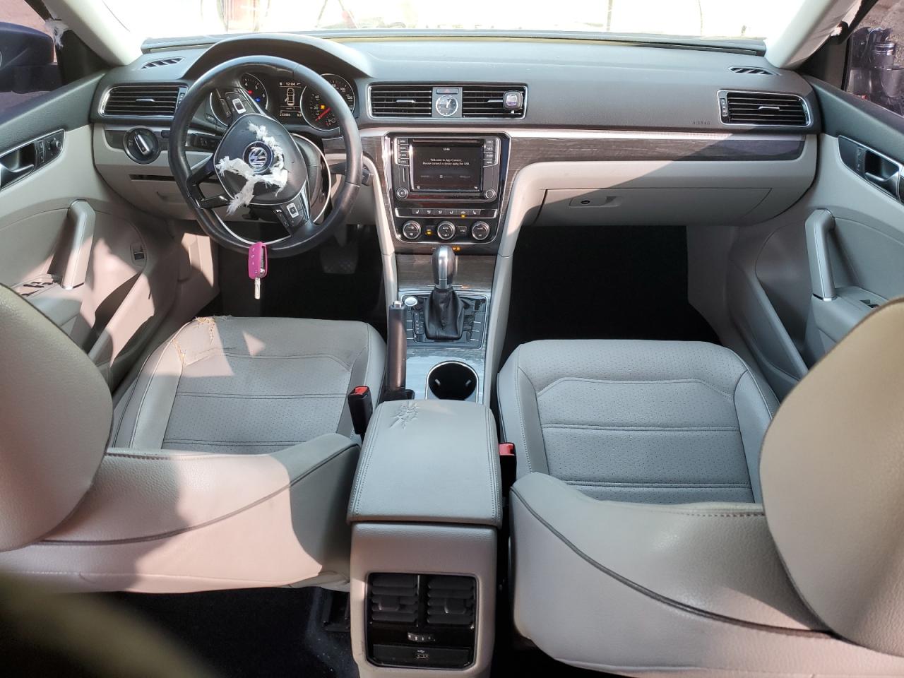 2017 Volkswagen Passat - Image 8