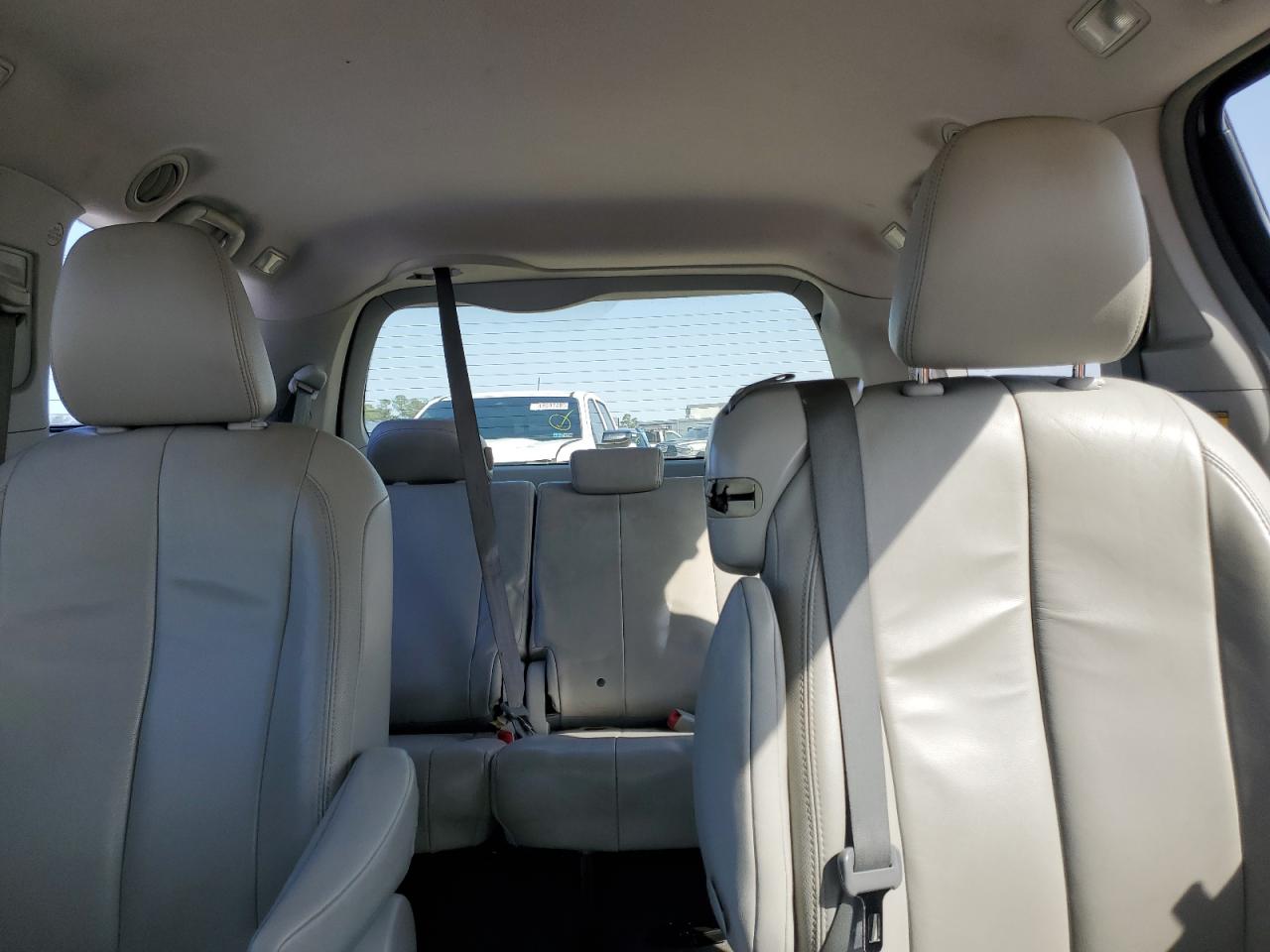 2012 Toyota Sienna - Image 10
