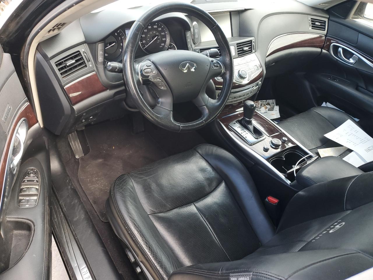2011 Infiniti M - Image 8