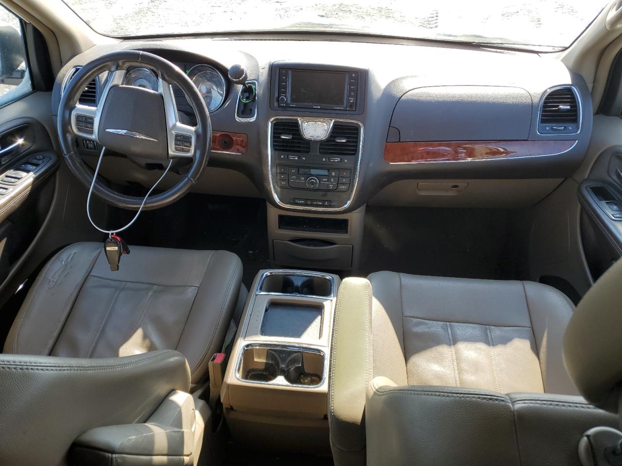 2014 Chrysler Town & Country - Image 8