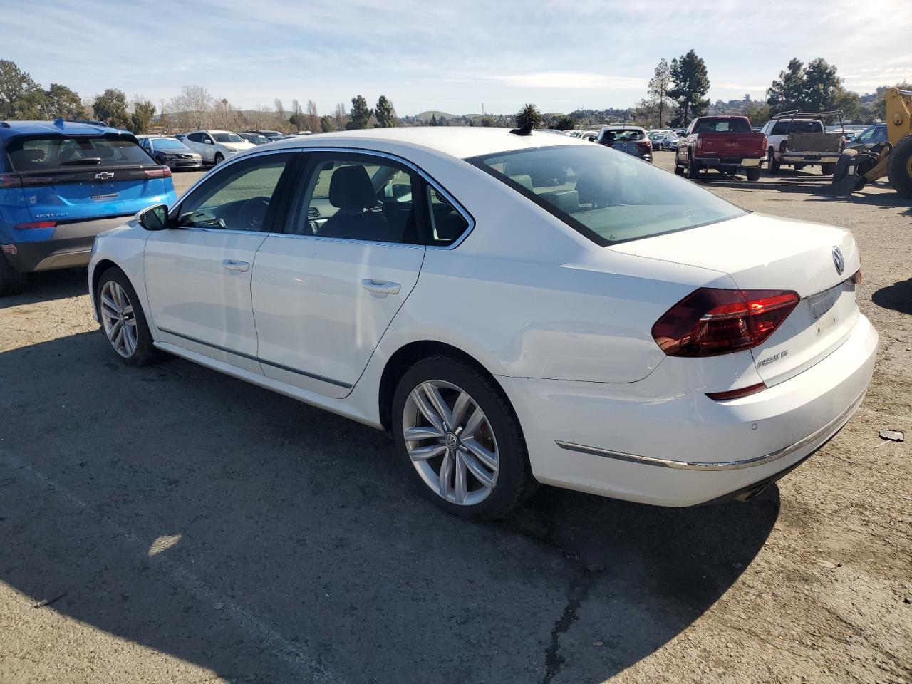 2017 Volkswagen Passat - Image 2
