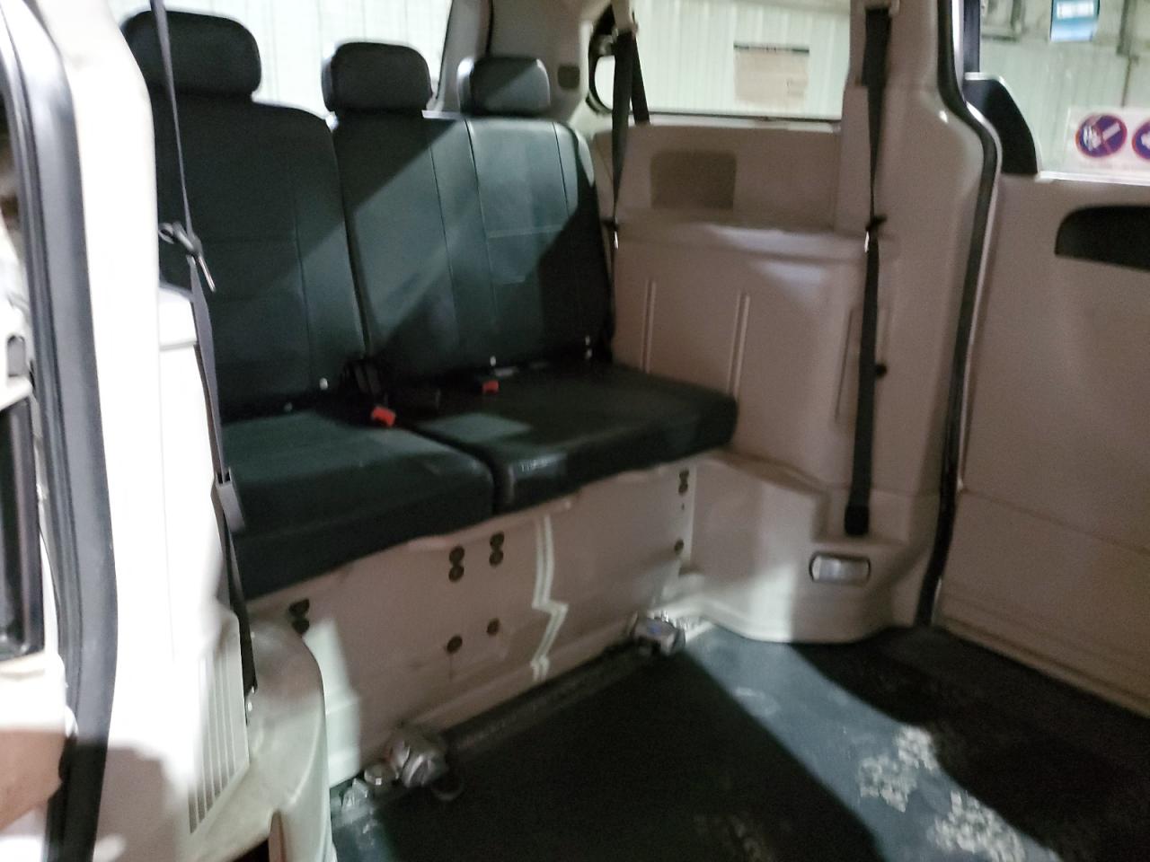 2016 Dodge Caravan - Image 11