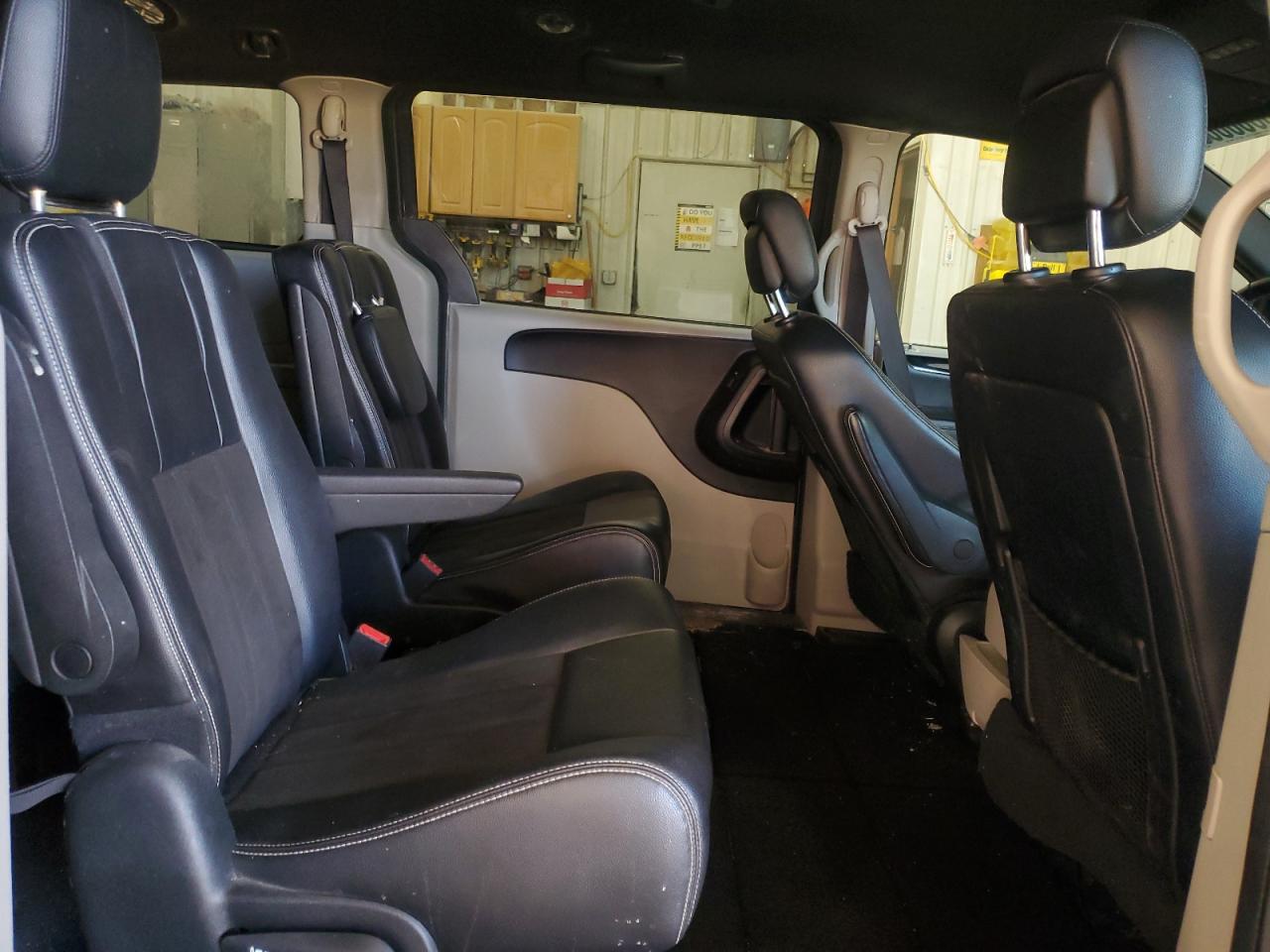 2020 Dodge Caravan - Image 11