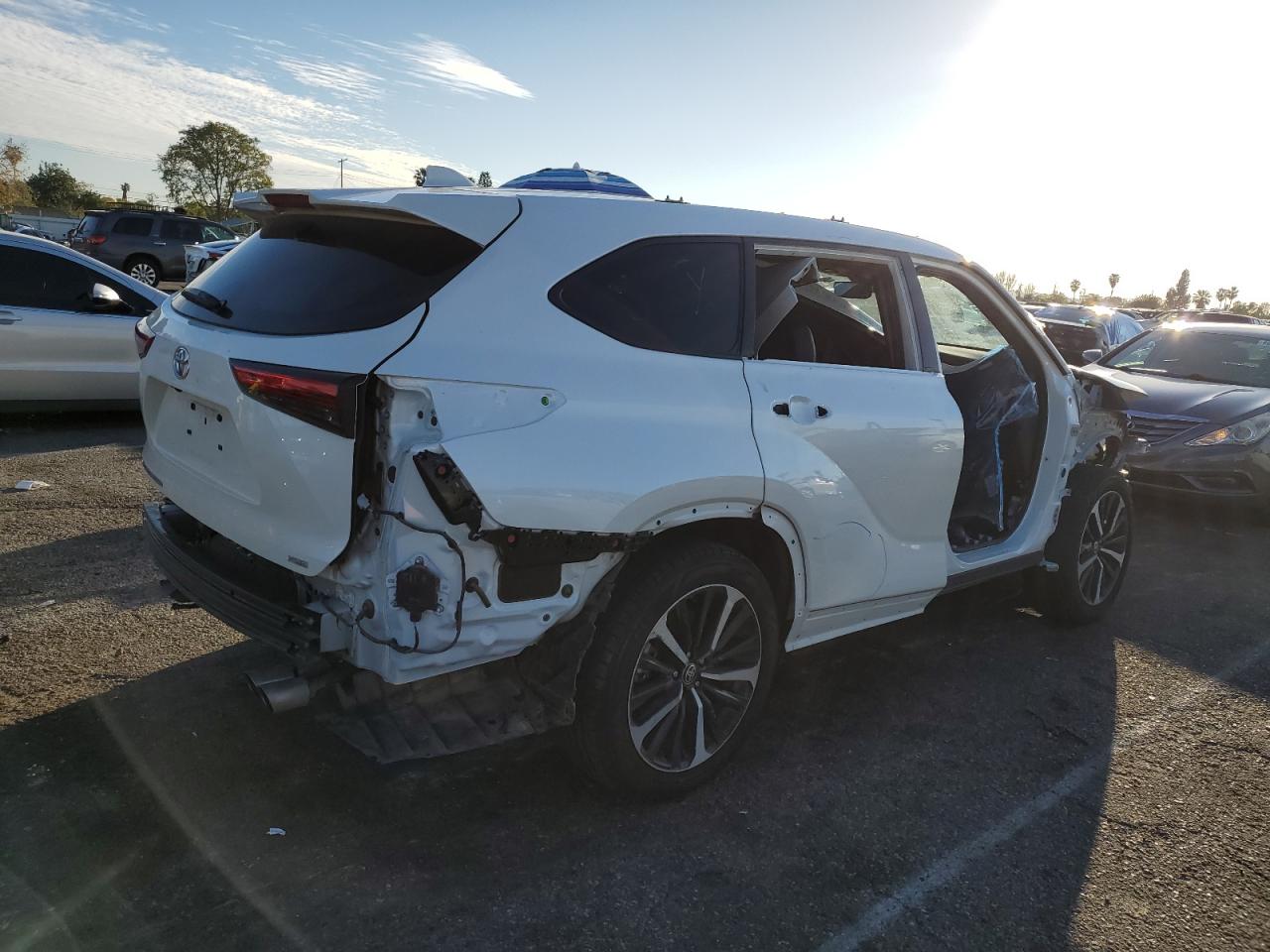 2021 Toyota Highlander - Image 3
