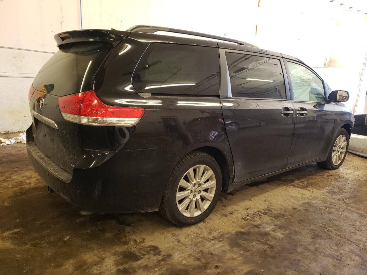 2013 Toyota Sienna - Image 3