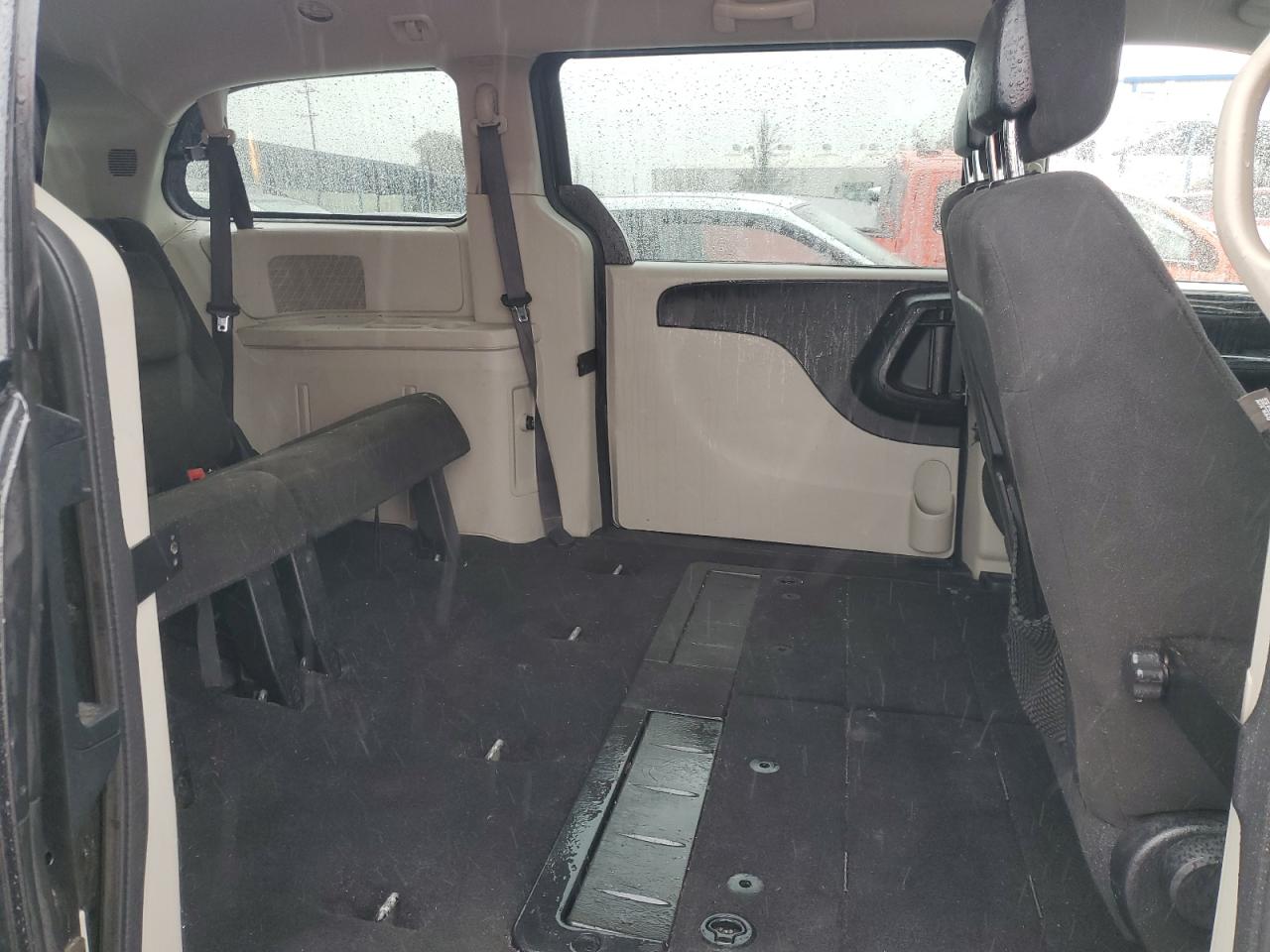 2015 Dodge Caravan - Image 11