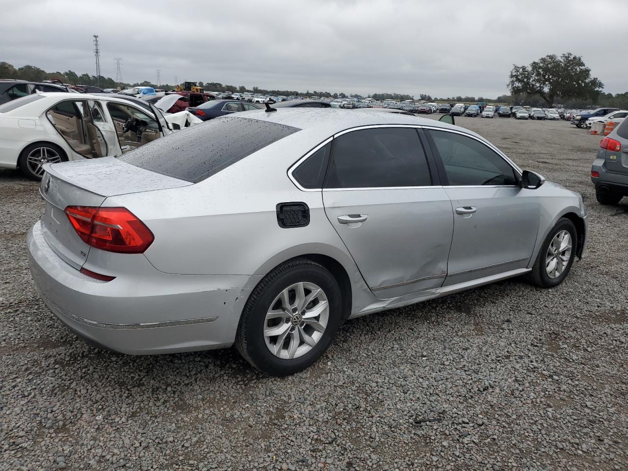 2016 Volkswagen Passat - Image 3