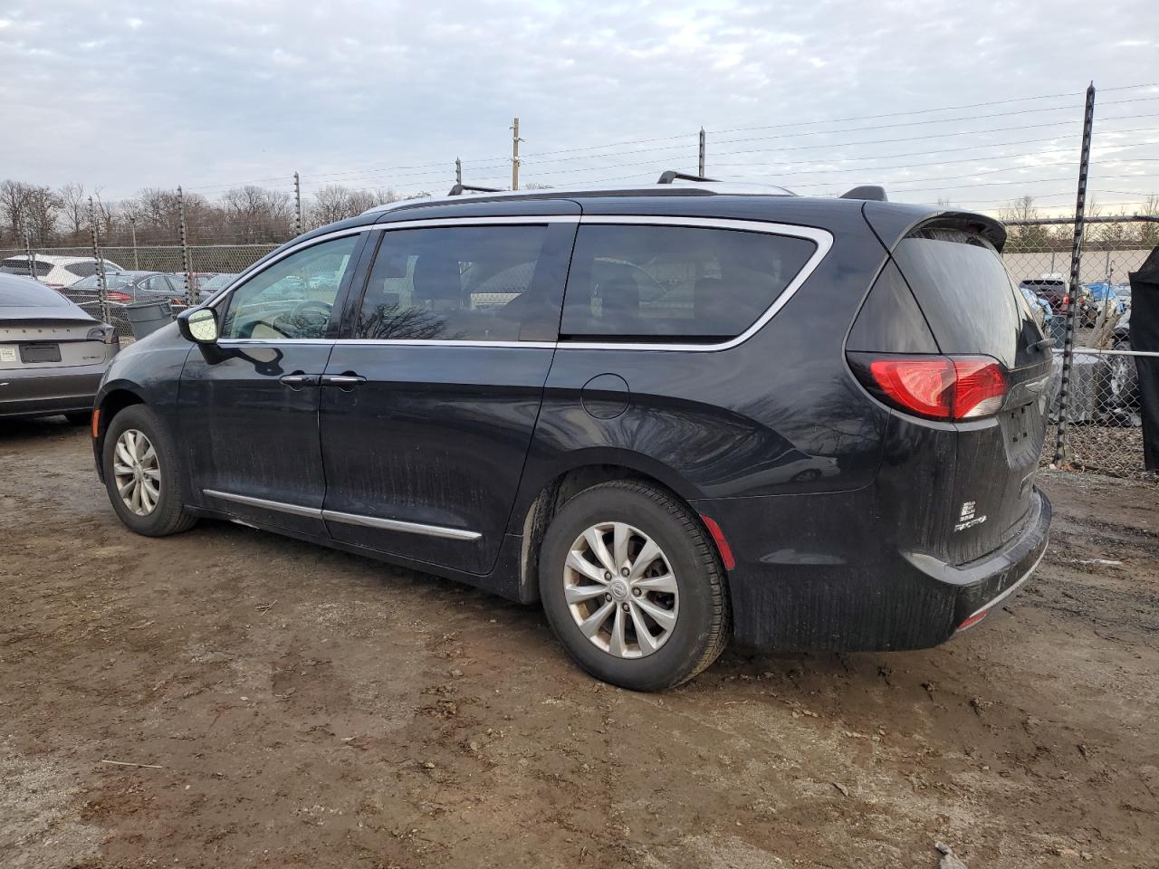 2018 Chrysler Pacifica - Image 2