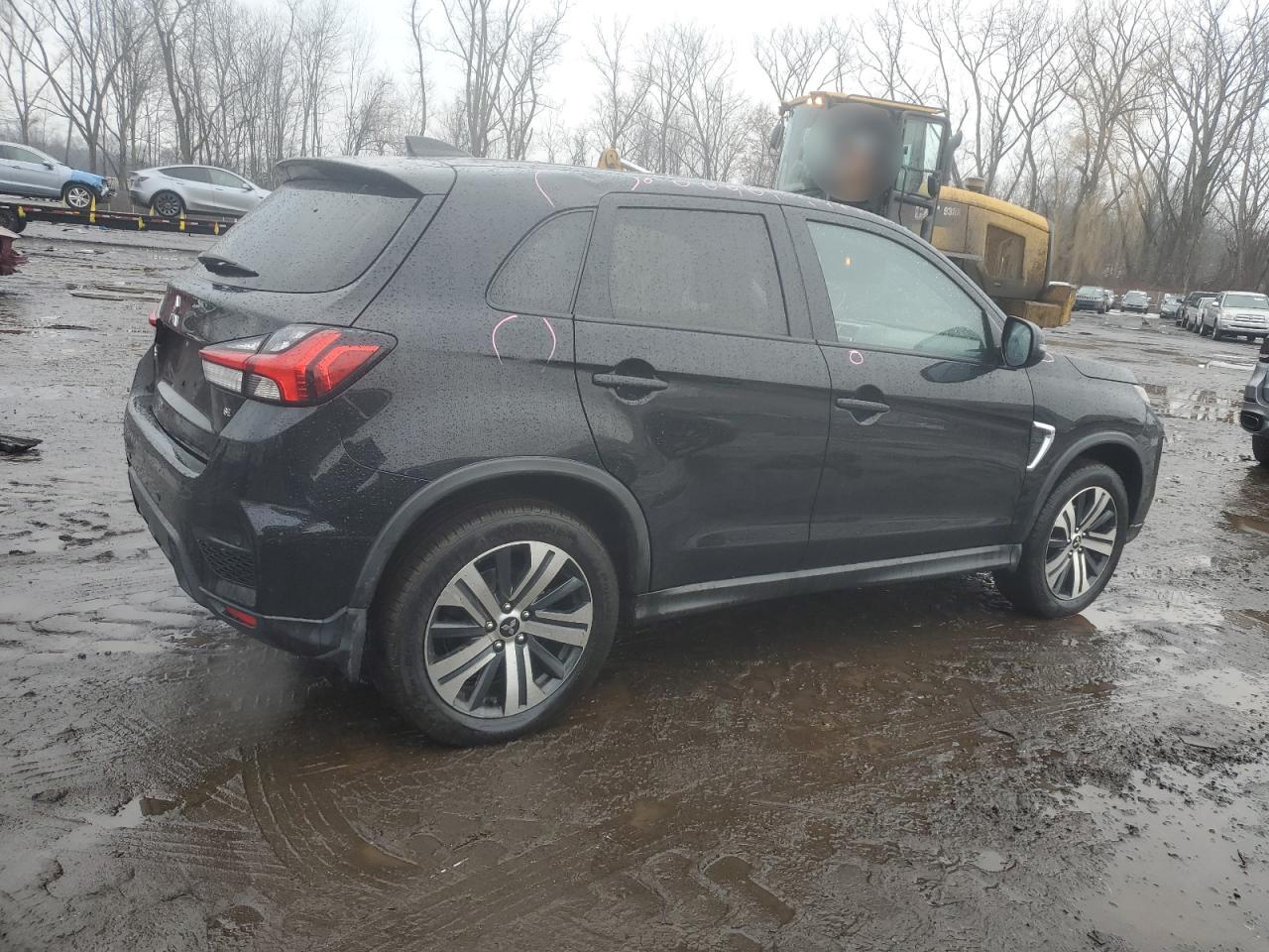 2021 Mitsubishi Outlander - Image 3