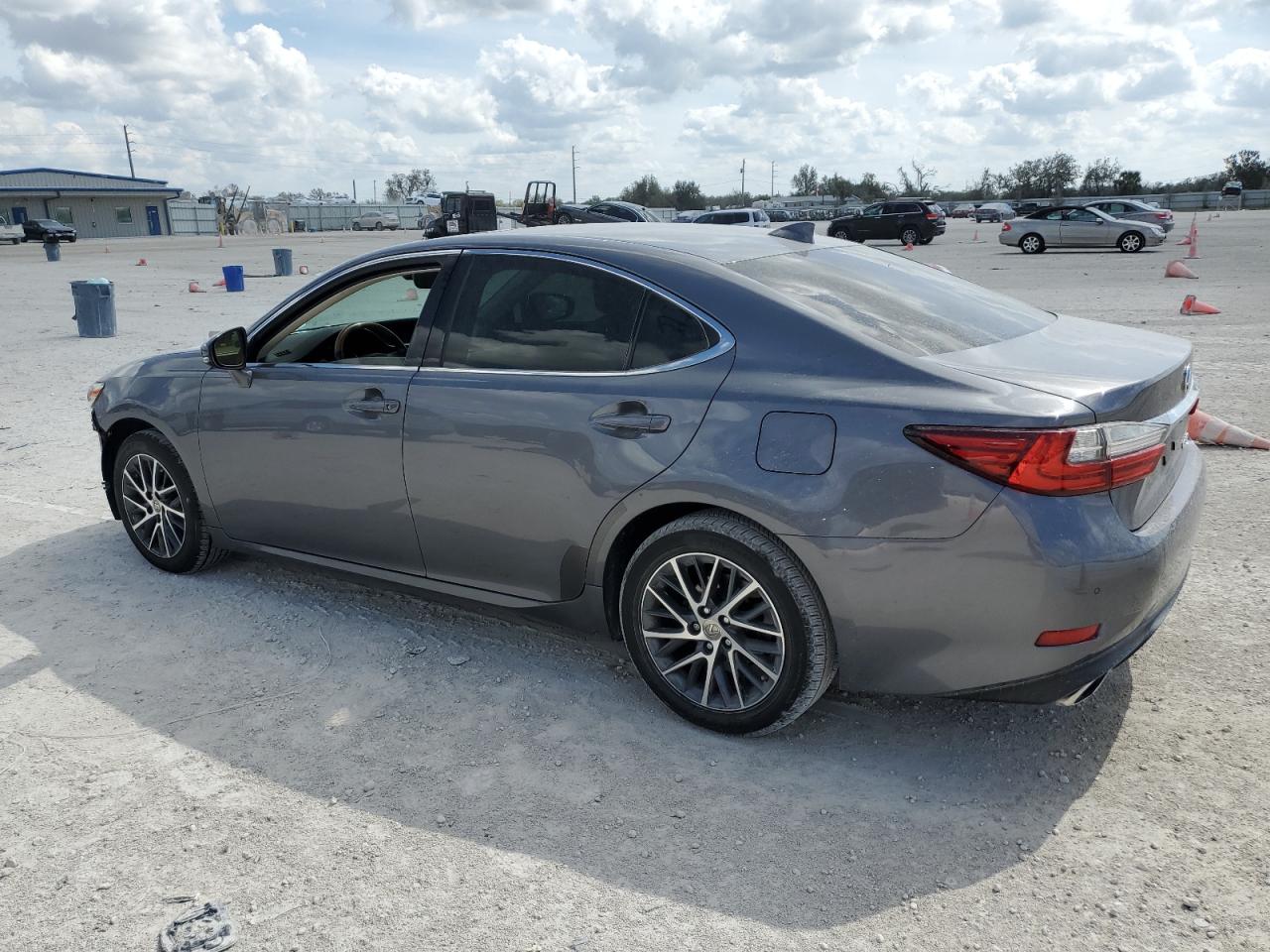 2016 Lexus ES - Image 2