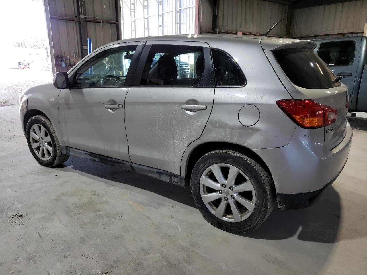 2015 Mitsubishi Outlander - Image 2