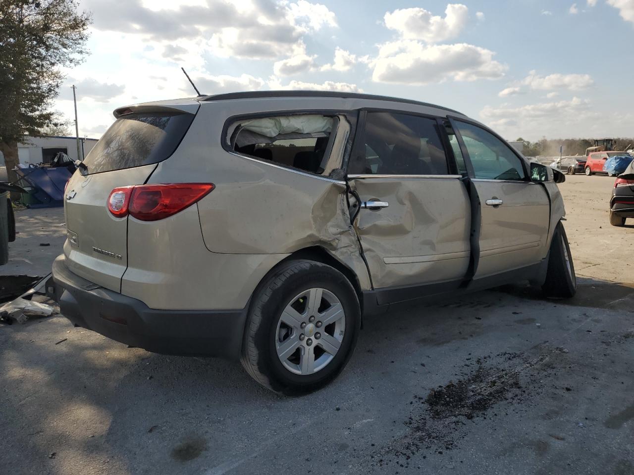 2010 Chevrolet Traverse - Image 3