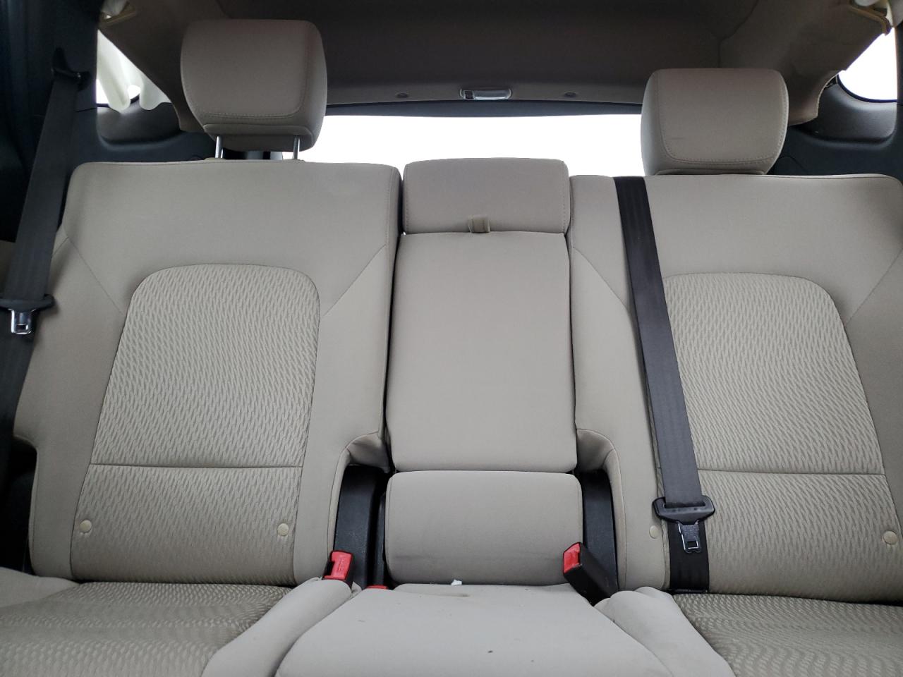 2016 Hyundai Santa Fe - Image 10