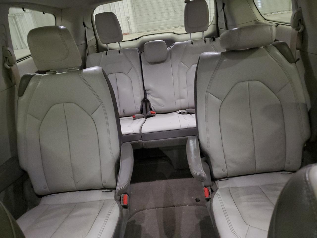 2017 Chrysler Pacifica - Image 10