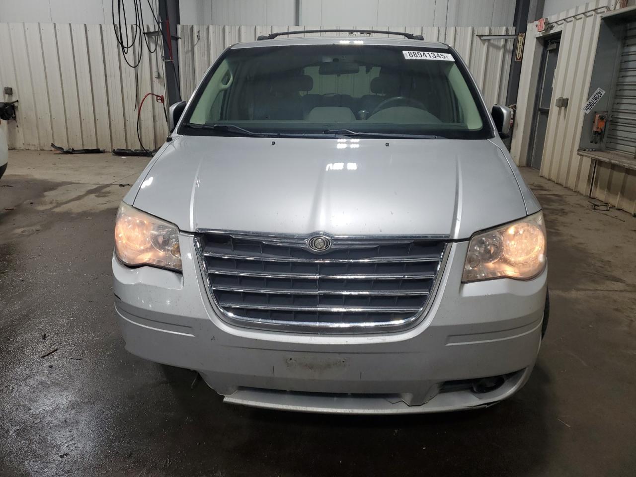 2009 Chrysler Town & Country - Image 5