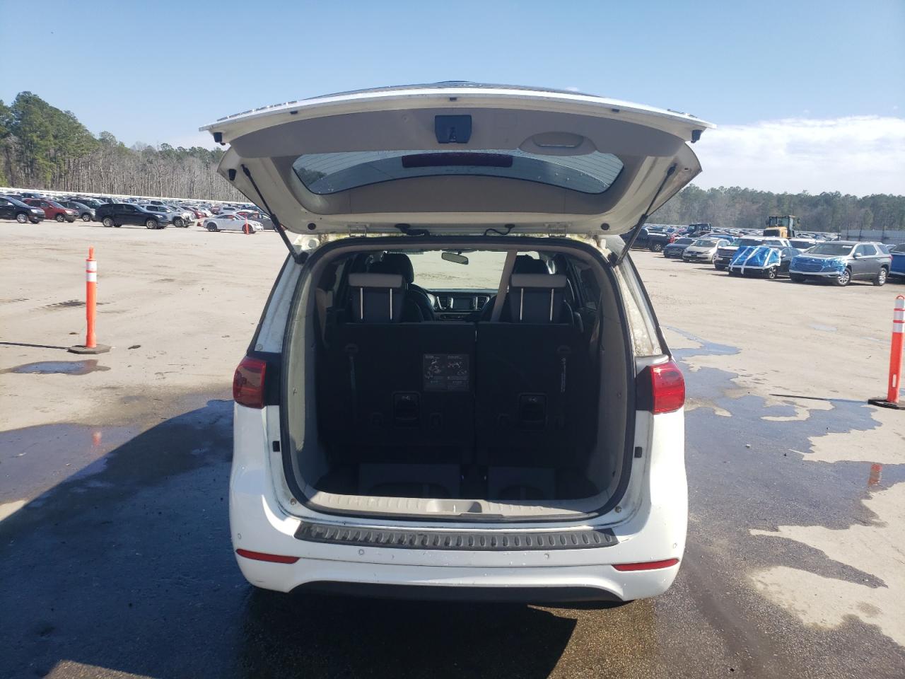 2017 Kia Sedona - Image 6