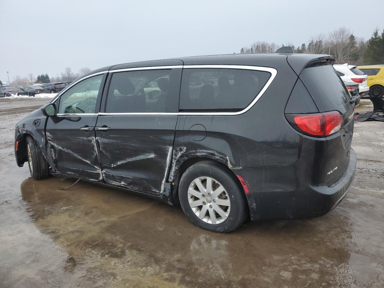 2018 Chrysler Pacifica - Image 2