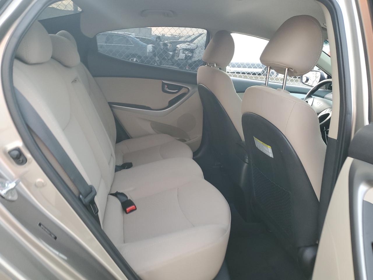 2016 Hyundai Elantra - Image 10
