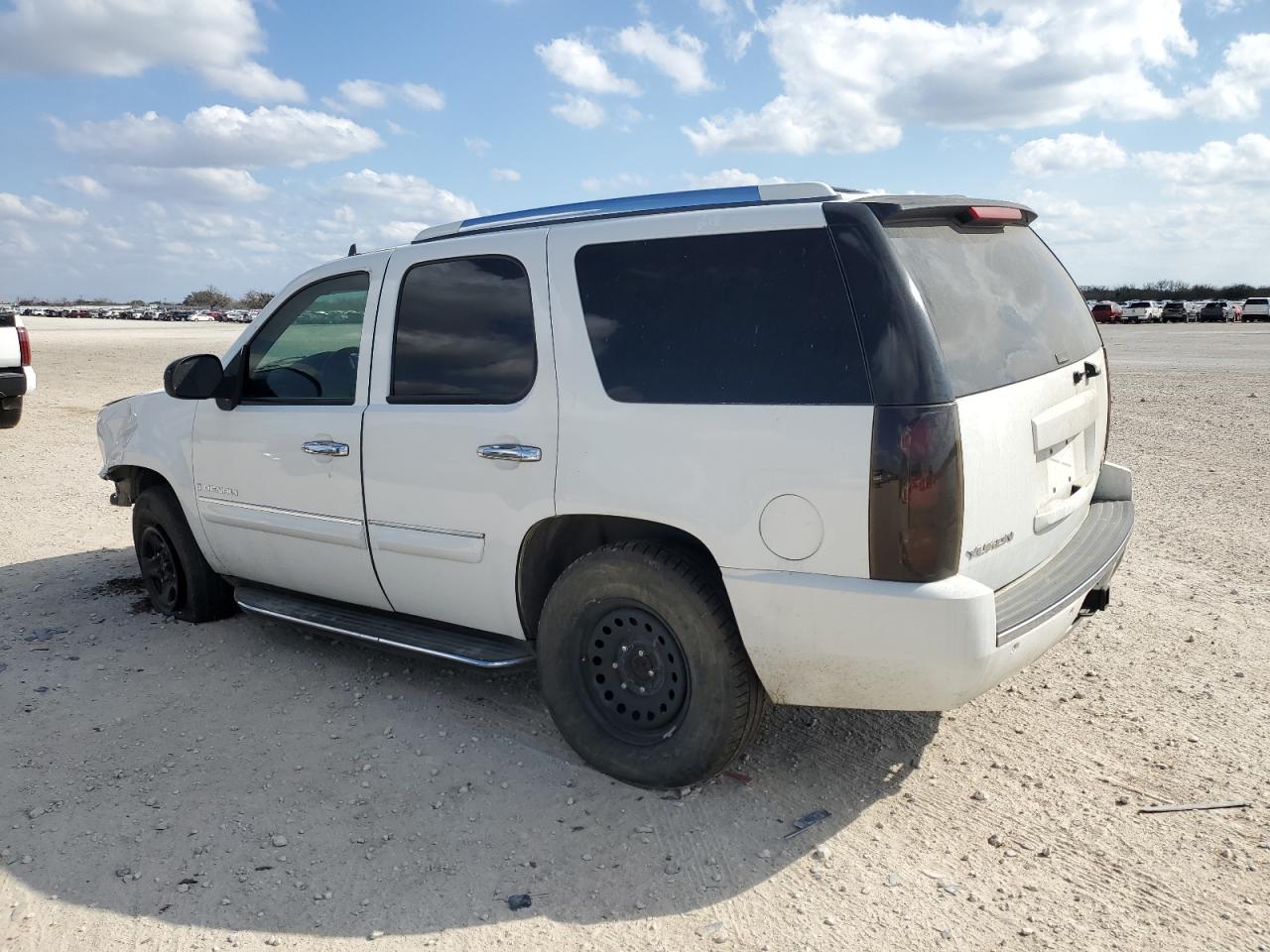2007 GMC Yukon - Image 2