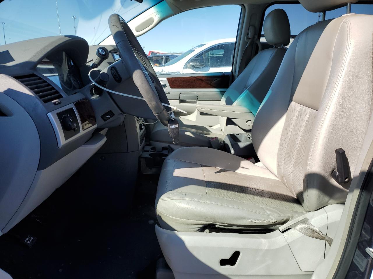 2009 Chrysler Town & Country - Image 7