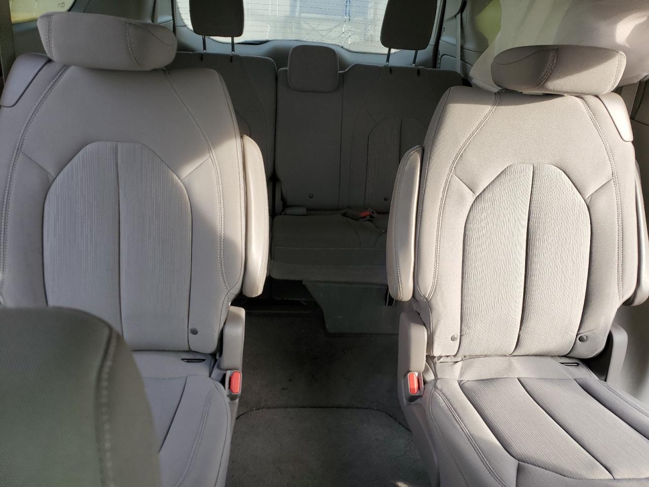 2017 Chrysler Pacifica - Image 10