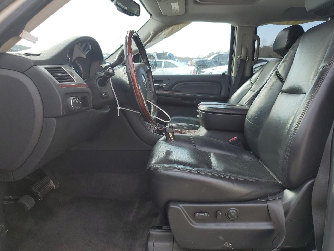 2009 Cadillac Escalade - Image 7
