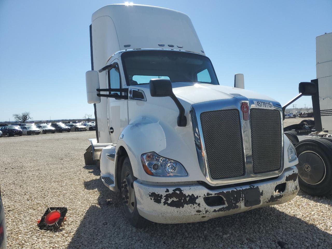 2015 Kenworth T680 Semi Truck იყიდება San Antonio-ში, TX - Minor Dent/Scratches