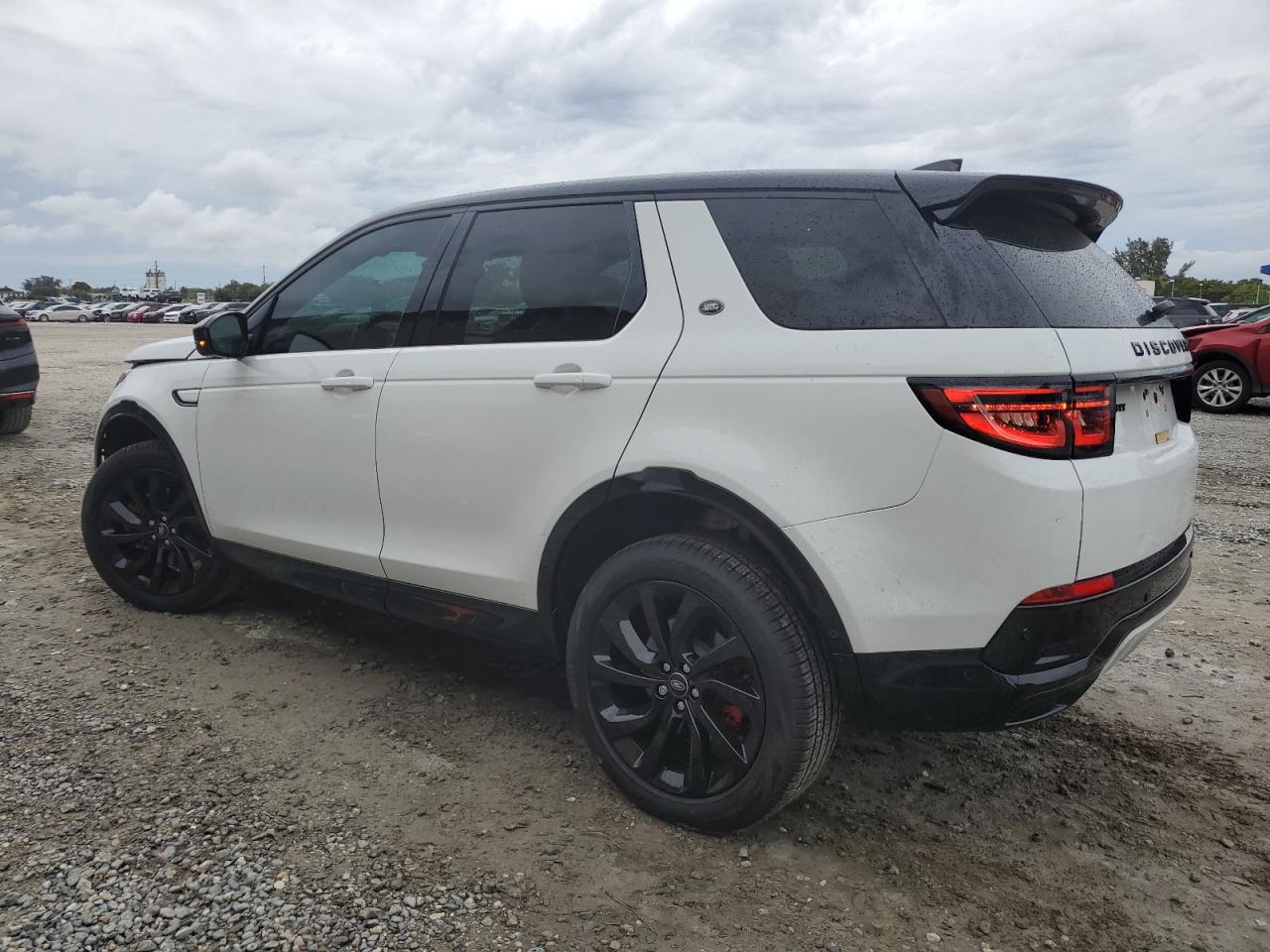 2024 Land Rover Discovery - Image 2