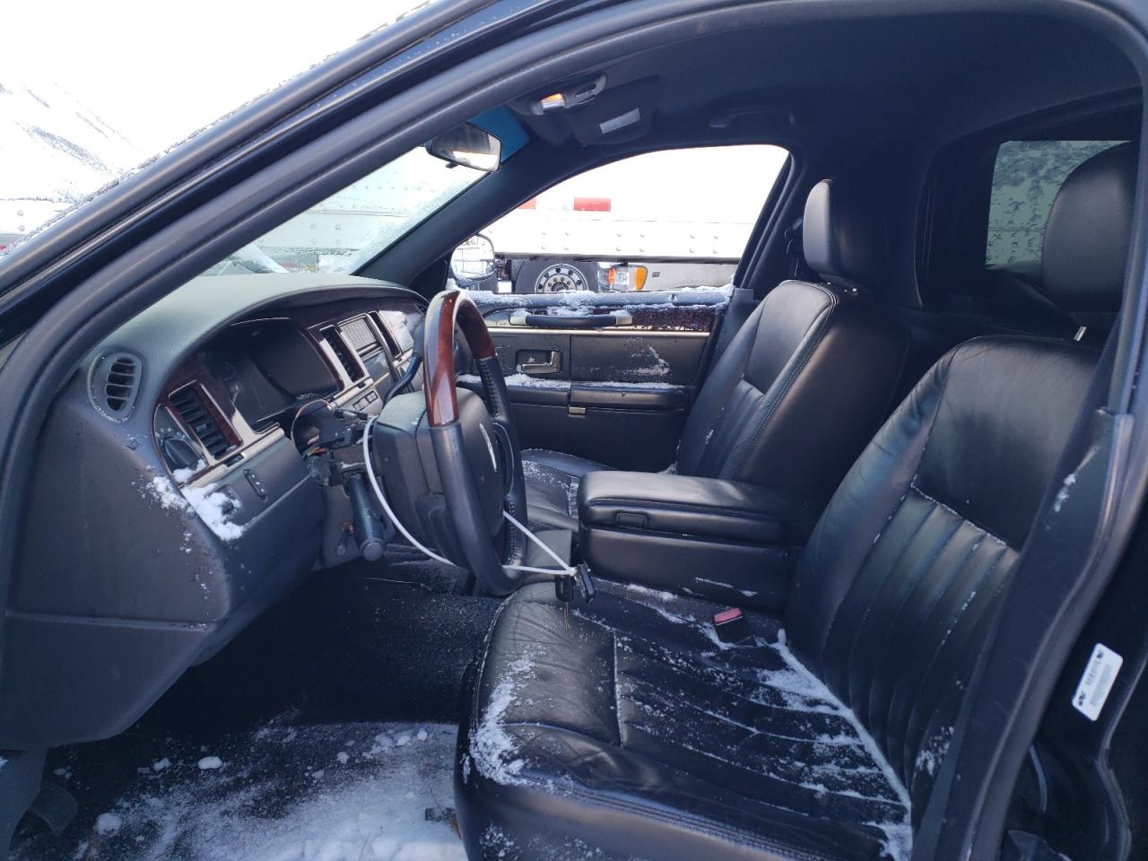 2007 Lincoln Town Car - Image 7