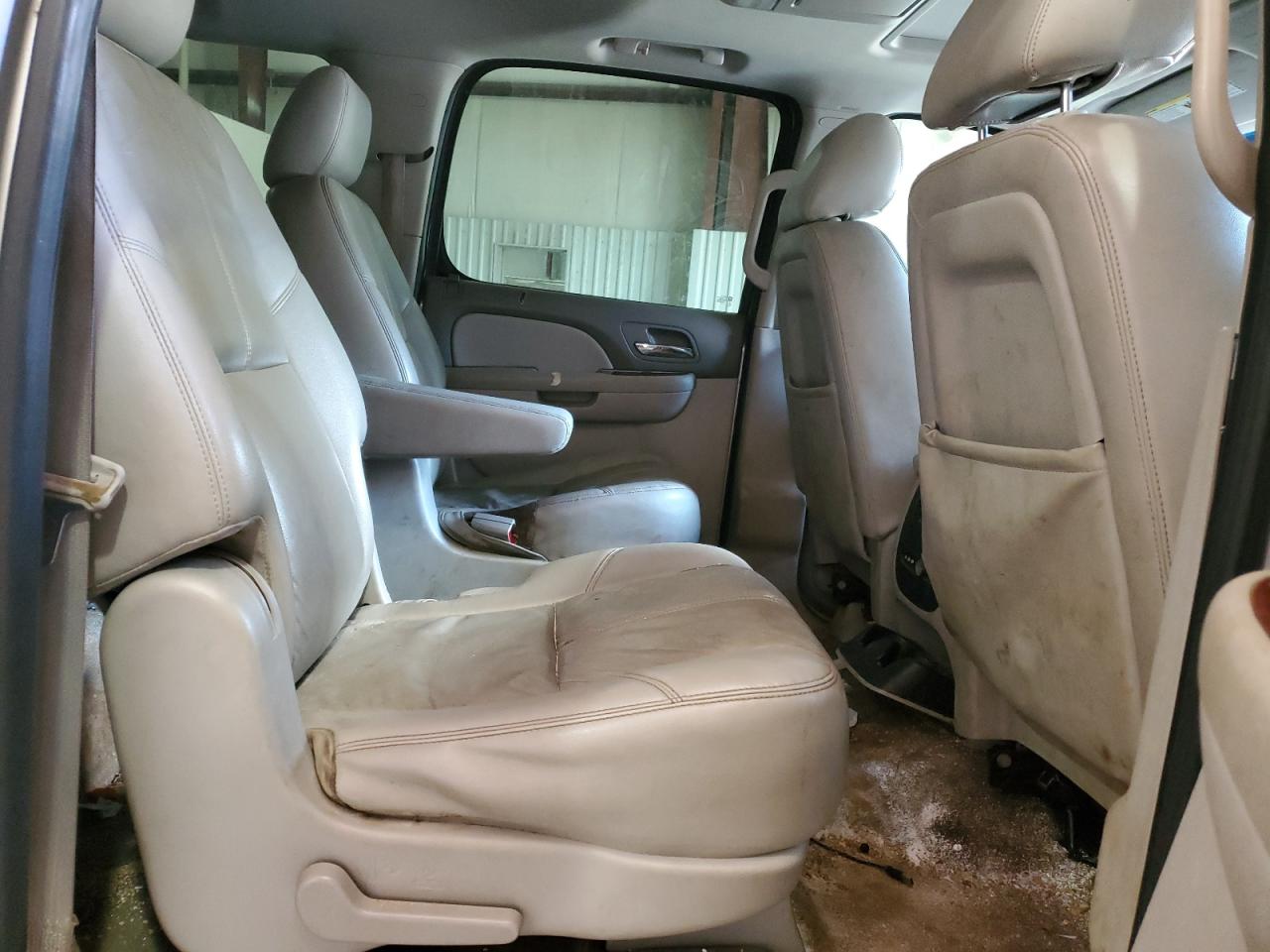 2014 Chevrolet Suburban - Image 11