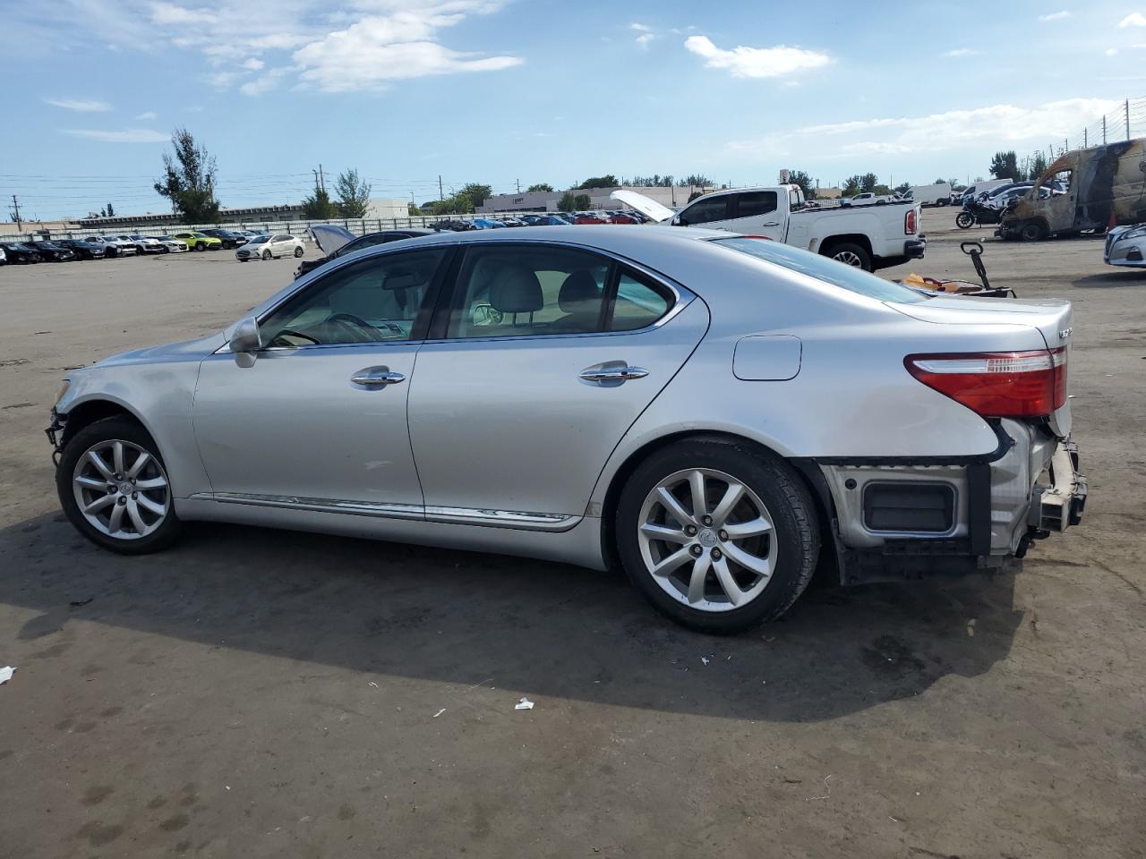 2007 Lexus LS - Image 2