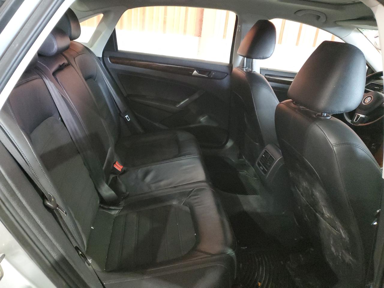2015 Volkswagen Passat - Image 10
