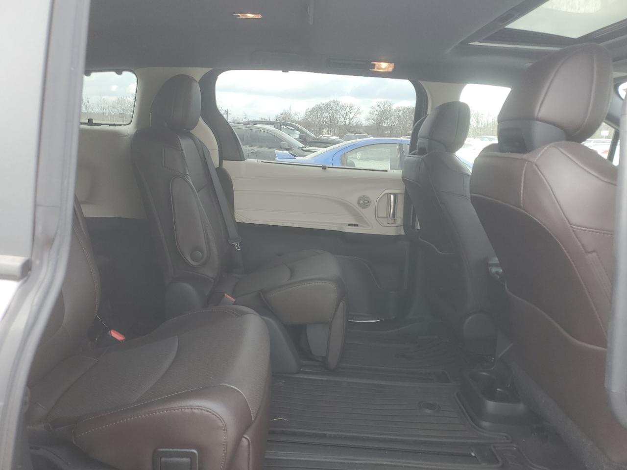 2022 Toyota Sienna - Image 12