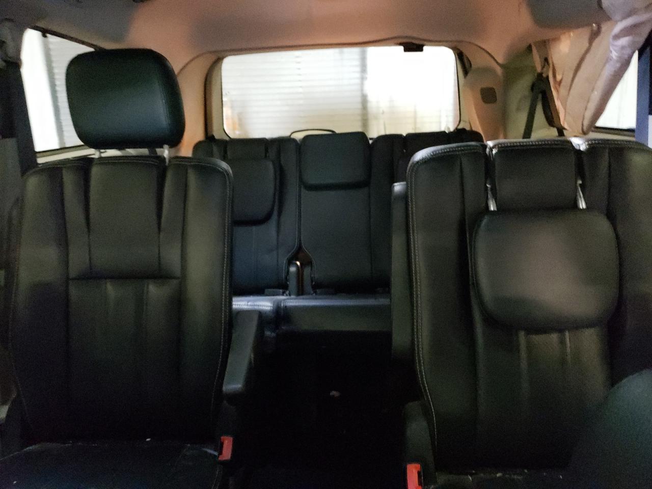 2015 Chrysler Town & Country - Image 10
