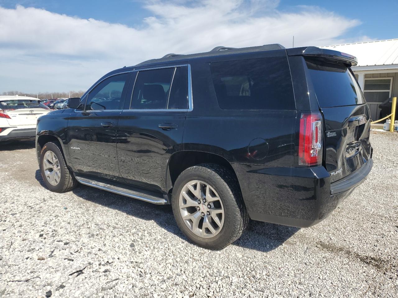 2015 GMC Yukon - Image 2