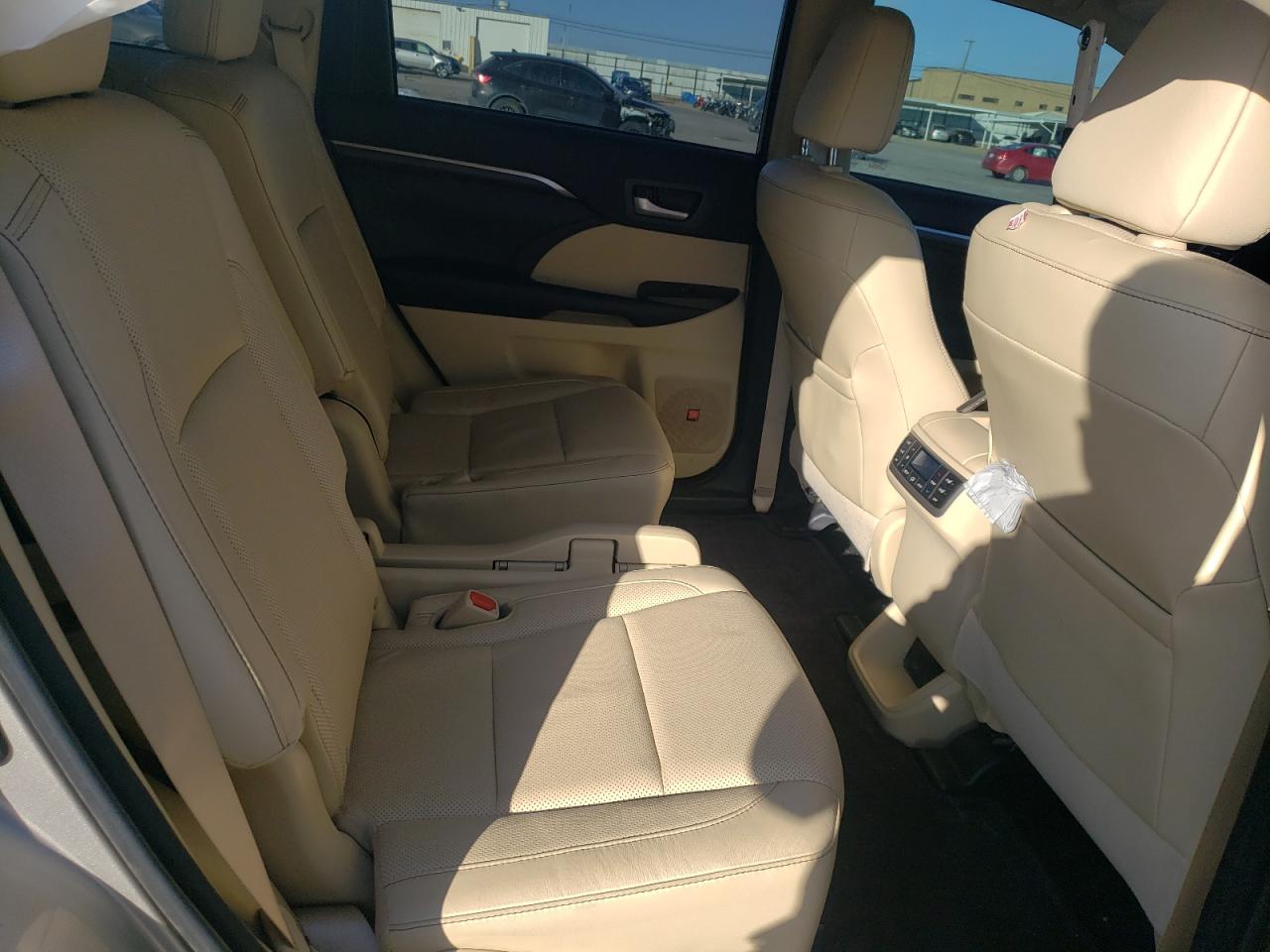 2016 Toyota Highlander - Image 12