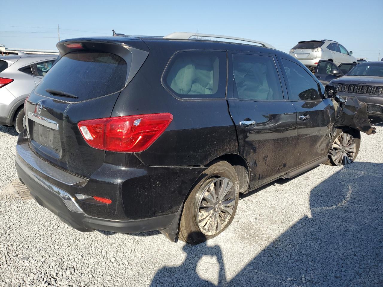 2017 Nissan Pathfinder - Image 3