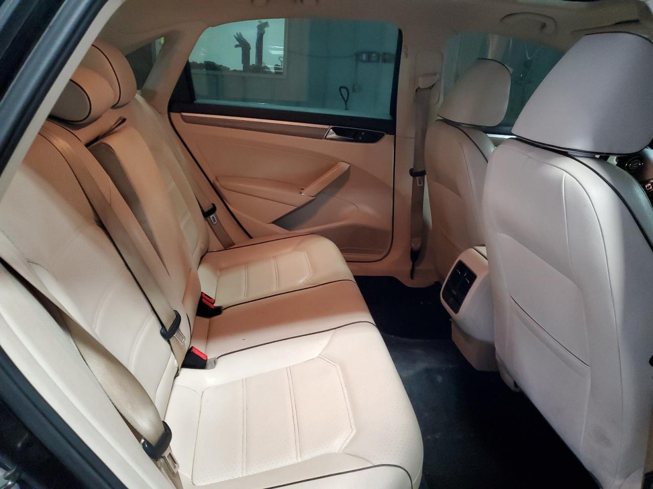2017 Volkswagen Passat - Image 10