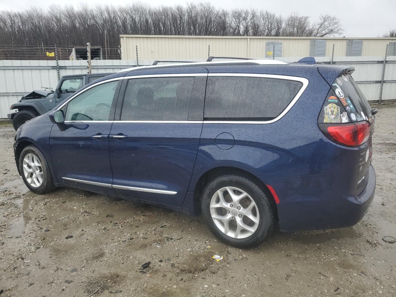 2017 Chrysler Pacifica - Image 2