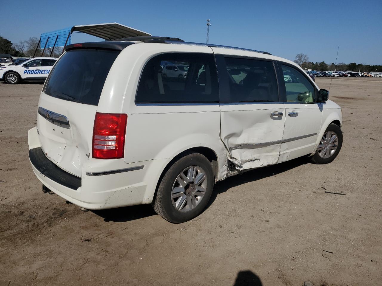 2008 Chrysler Town & Country - Image 3